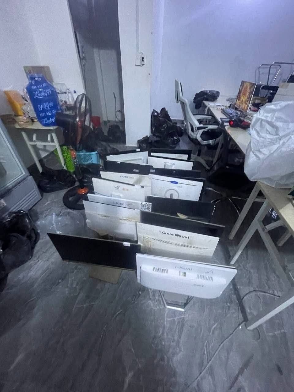 柬埔寨 巴唯特市昨天严厉打击3处地点的网络诈骗活动，逮捕89名嫌疑人并缴获大量证据