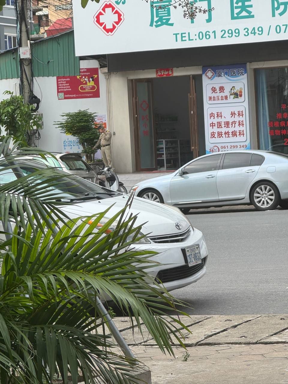柬埔寨 #西港 红灯笼附近，就在长城酒店这一排路，厦门医院有宪兵，应该是在排查，附近的兄弟注意了