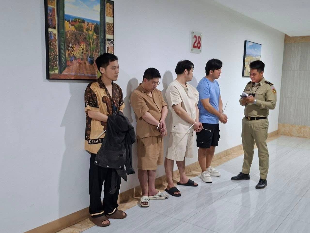 最新消息 🇰🇭金边“富力小区”今天下午检查抓了7/8个人走，目前已经带走了