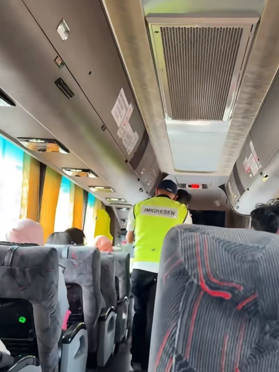 马来西亚吉隆坡现在整天疯了一样查车，大巴车都要拦下检查护照、签证是否逾期。